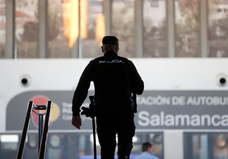 Un agente de la Policía Nacional en la estación de autobuses.