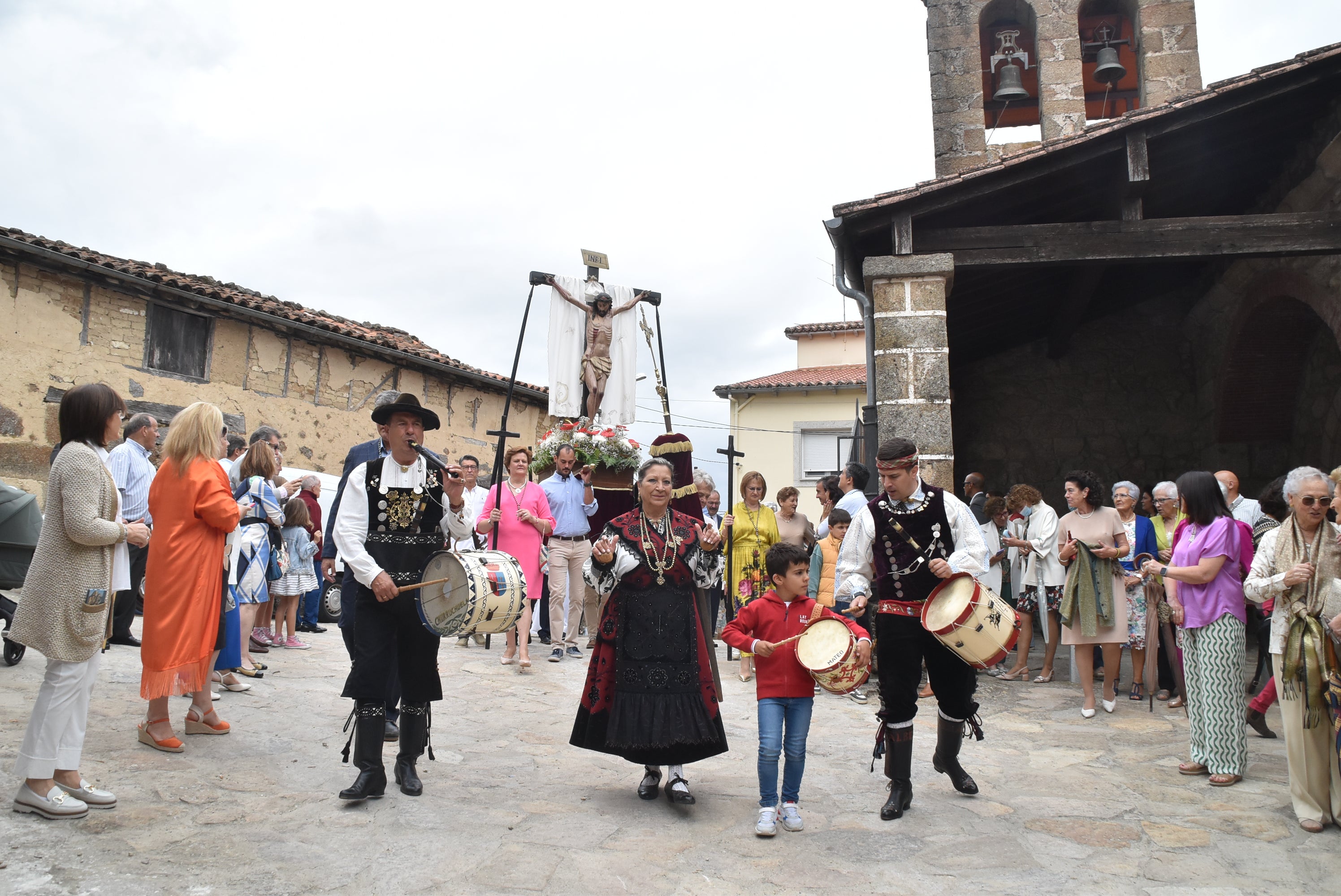 La lluvia acelera la procesión en Peñacaballera