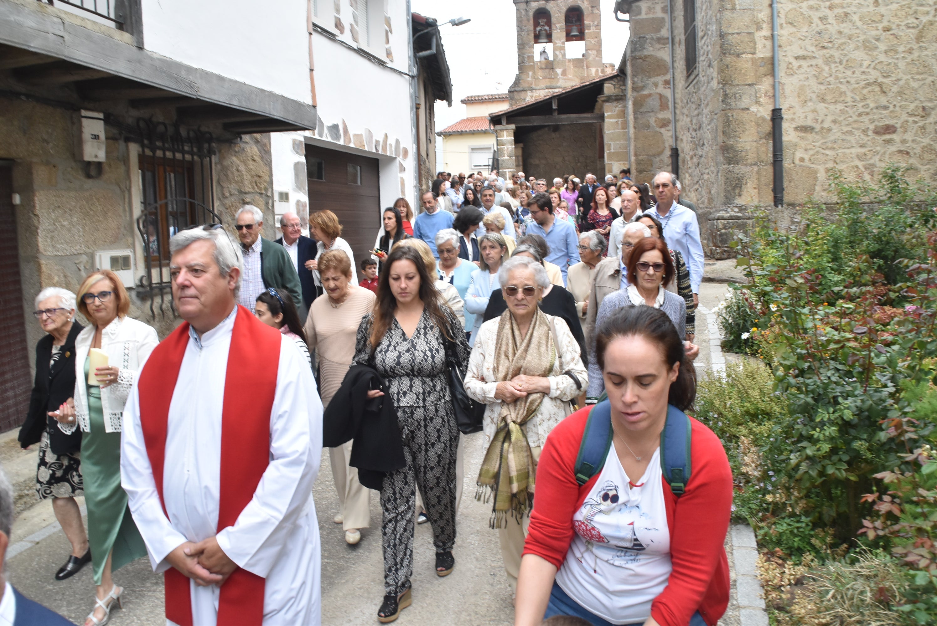 La lluvia acelera la procesión en Peñacaballera