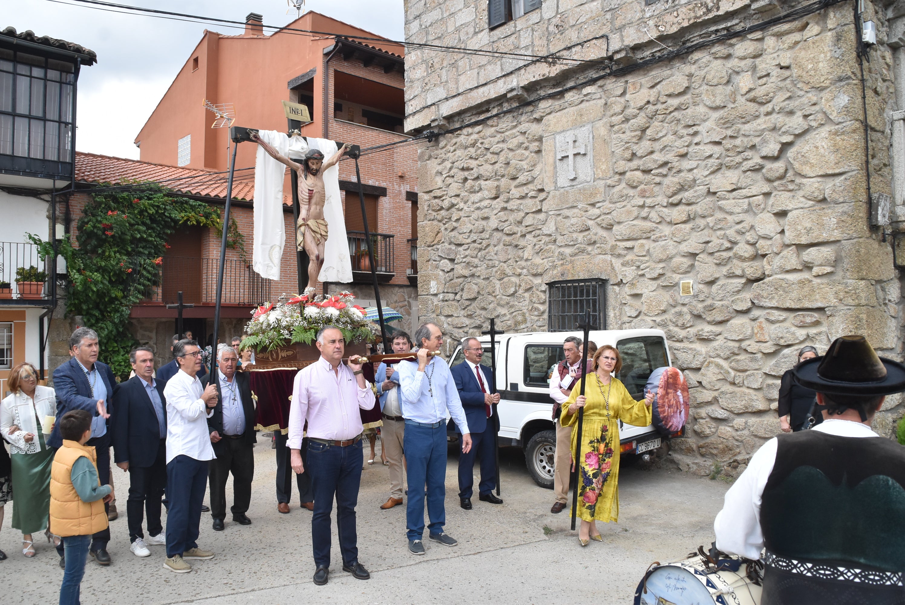 La lluvia acelera la procesión en Peñacaballera