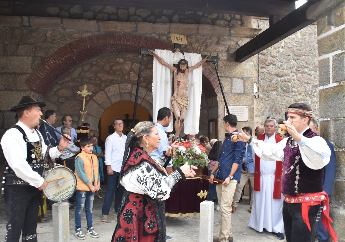 La lluvia acelera la procesión en Peñacaballera