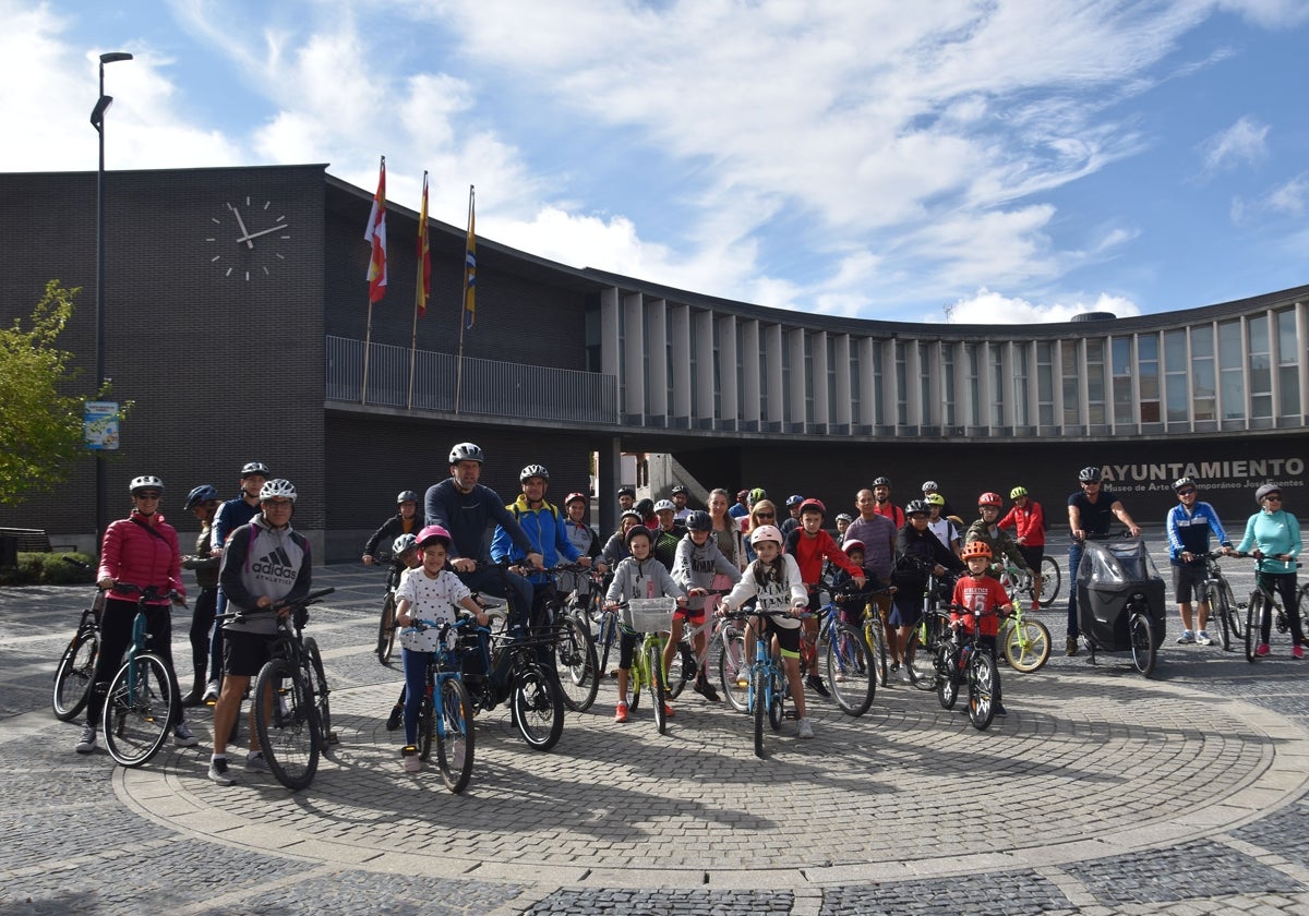 Medio centenar de ciclistas pide paso por las calles de Santa Marta