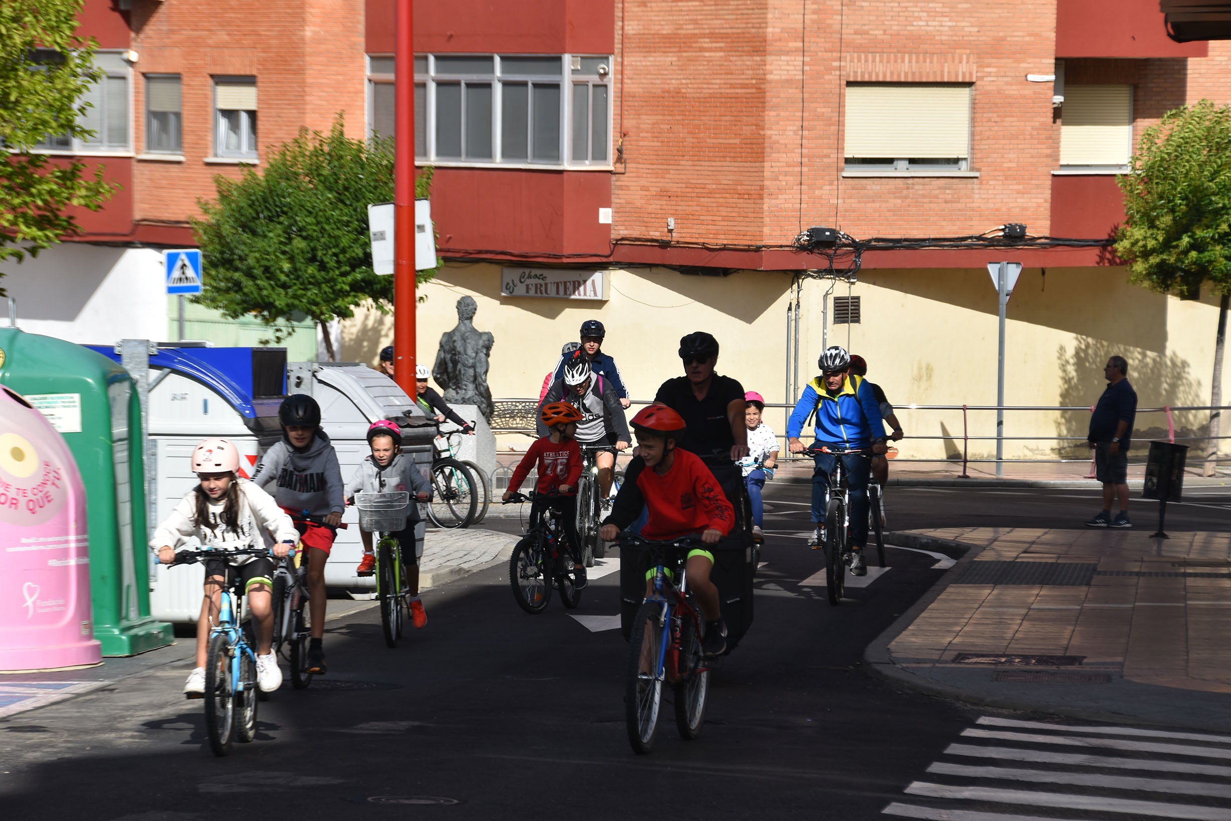 Medio centenar de ciclistas pide paso por las calles de Santa Marta