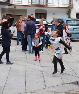 Imagen secundaria 2 - Diferentes momentos de la fiesta de disfraces infantiles de Montemayor.