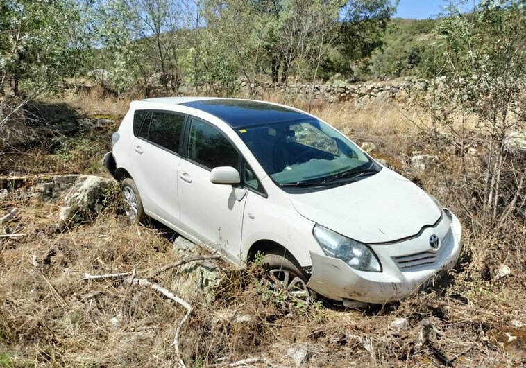 Abandonan un coche tras sufrir una salida de vía en Montemayor del Río