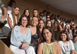 Un grupo de amigas disfrutan de la tarde en su abono de la andanada joven