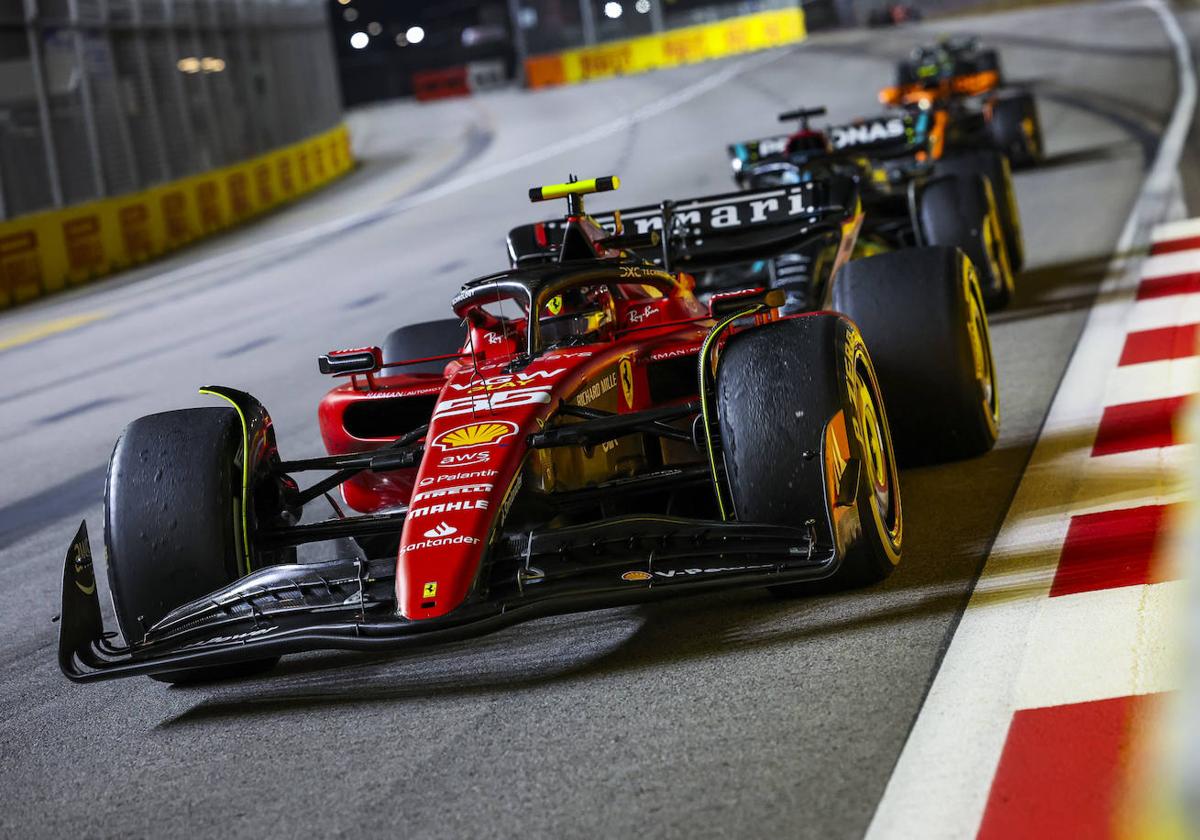 Carlos Sainz, liderando la carrera disputada en el circuito de Marina Bay.