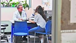 Sacyl y Universidad insisten: los alumnos de fuera deben tener médico en Salamanca