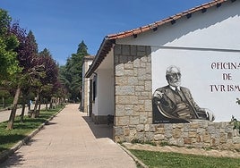 Imagen del edificio que alberga la oficina de turismo de Candelario.