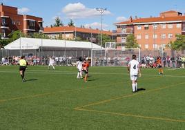 Choque de fútbol base en el campo de Chamberí, la instalación con más inquilinos de Salamanca.