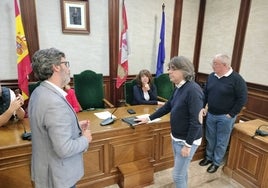 Momento en el que Luis Francisco Martín jura su cargo como presidente de la Mancomunidad del Embalse de Béjar