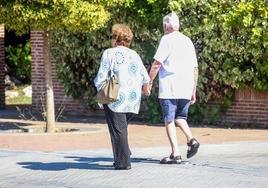 Dos ancianos paseando por la calle