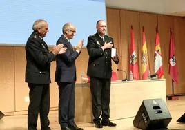 El presidente de la Diputación, Javier Iglesias entrega la Medalla de la Provincia a Claudio Díaz, comisario de Salamanca.