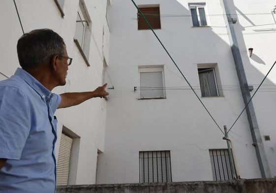 Un vecino de la calle Santa Marta muestra las grietas del edificio.
