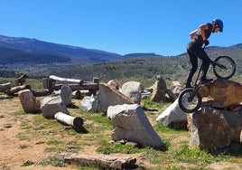 Imagen del ciclista Daniel Heras en el bikepark ubicado en el paraje de La Cerrallana en Béjar.