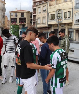 Imagen secundaria 2 - Los jugadores del club estuvieron presentes durante la presentación de la equipación.