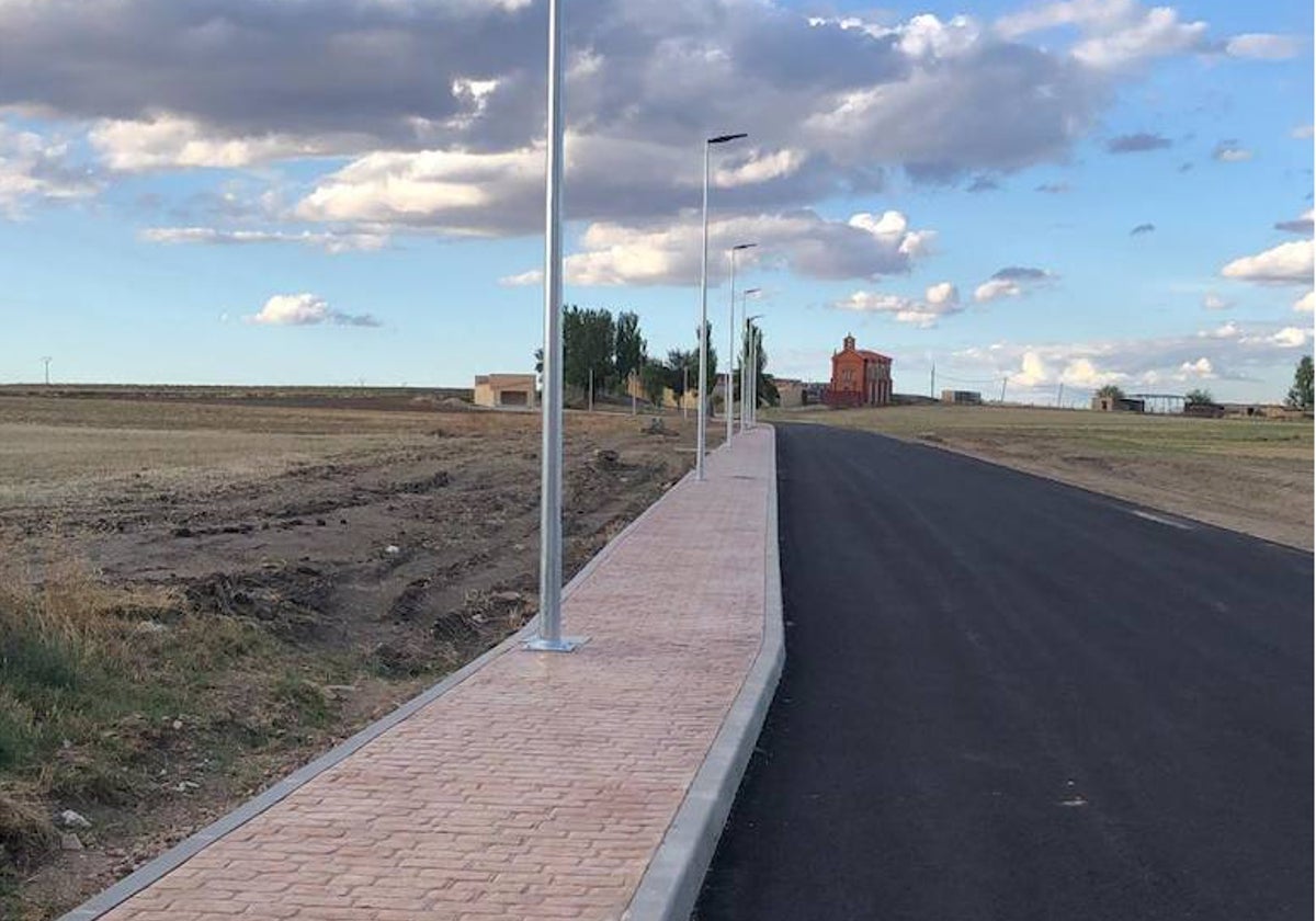 La nueva imagen del paseo del cementerio de La Vellés. El nuevo aspecto del consultorio médico de la localidad armuñesa.