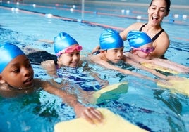 Usuarios más pequeños disfrutando de las actividades organizadas por Piscis en la piscina de Garrido.