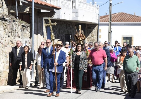 Autoridades, vecinos y visitantes acompañan a la imagen de San Lino en Espeja