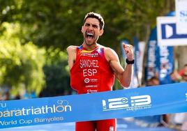 Alejandro Sánchez Palomero cruzando la meta en Banyoles