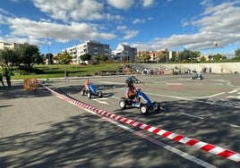 Algunos de los participantes disfrutando de los karts