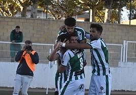Piña de los jugadores del Guijuelo en uno de los goles