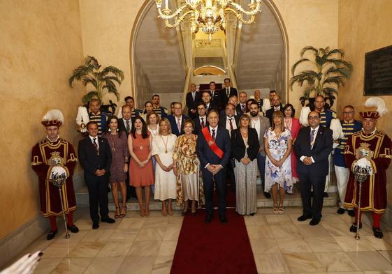 Foto de familia de la Corporación municipal instantes después de tomar posesión de sus cargos el pasado mes de junio.