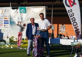 Eustaquio Andrés entregó el premio al ganador de Primera, Óscar Hernández