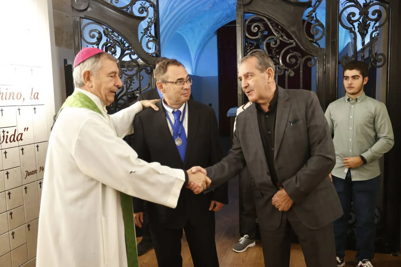 La Iglesia de la Vera Cruz bendice su nuevo espacio de columbarios