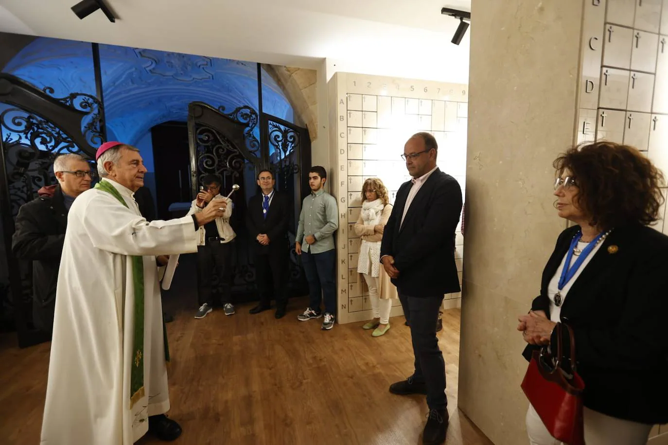 La Iglesia de la Vera Cruz bendice su nuevo espacio de columbarios