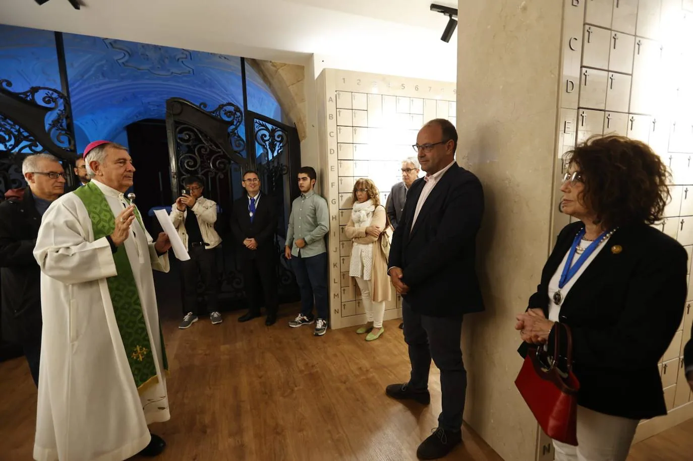 La Iglesia de la Vera Cruz bendice su nuevo espacio de columbarios