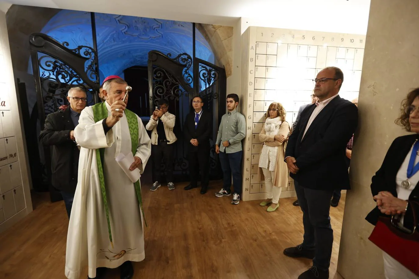 La Iglesia de la Vera Cruz bendice su nuevo espacio de columbarios