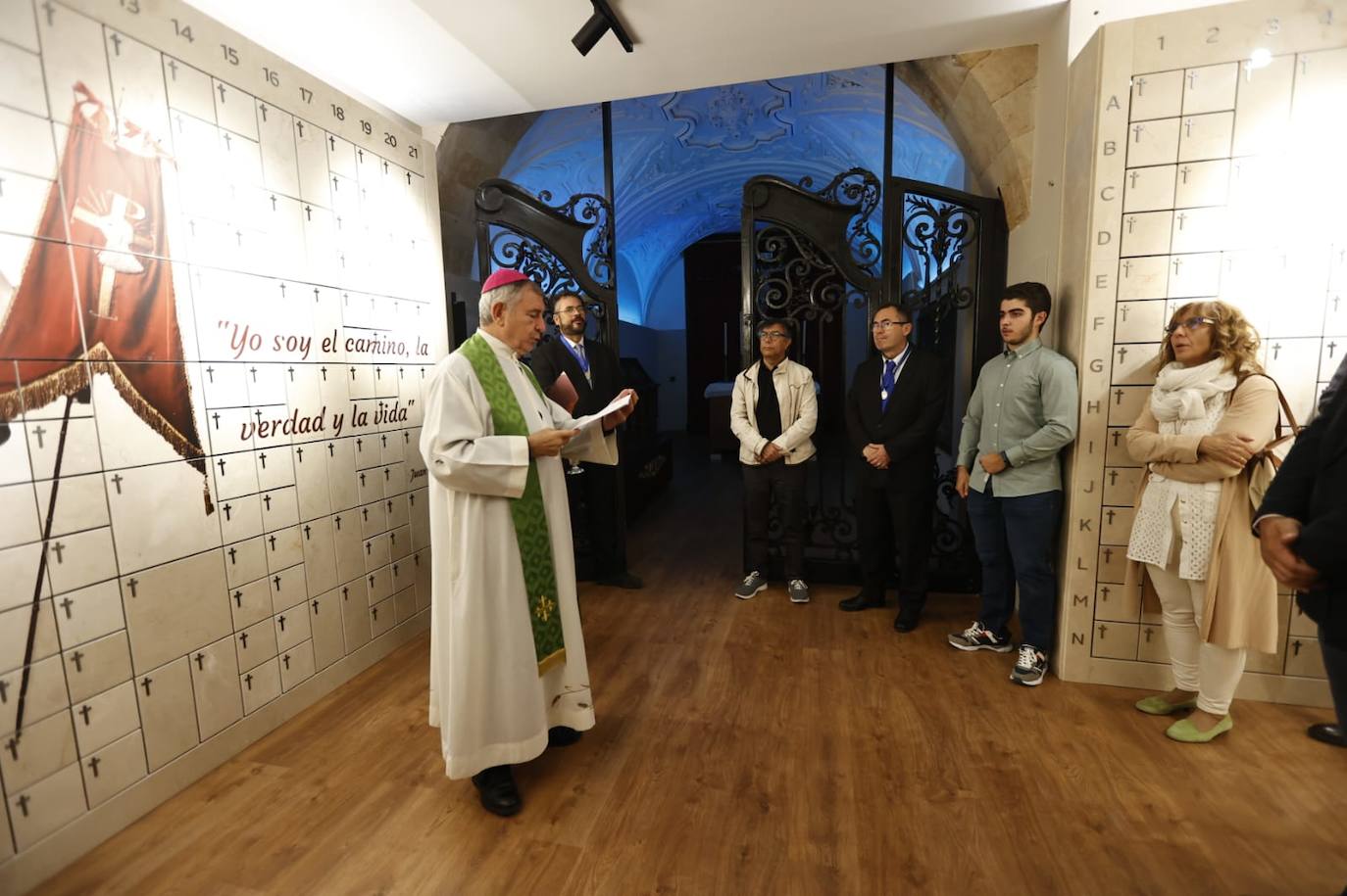 La Iglesia de la Vera Cruz bendice su nuevo espacio de columbarios