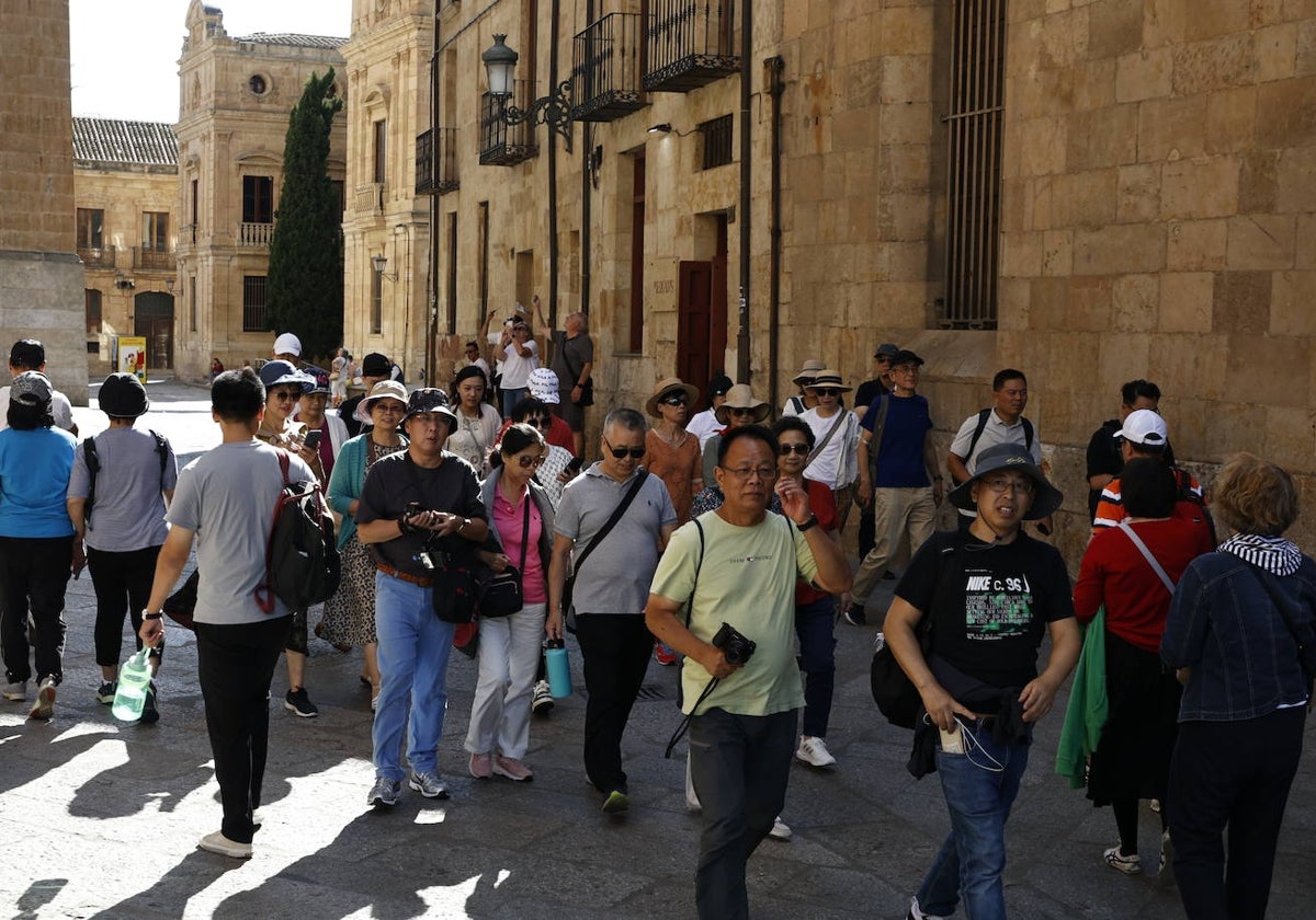 Un grupo de turistas por el centro de la ciudad de Salamanca.