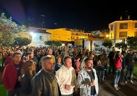 Los asistentes a la fiesta benéfica en el jardín de los Padres Carmelitas de Alba de Tormes