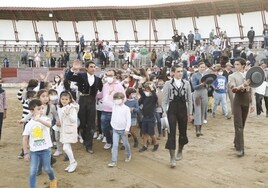 Toreros junto a niños de Aerscyl en un festival de Ledesma.