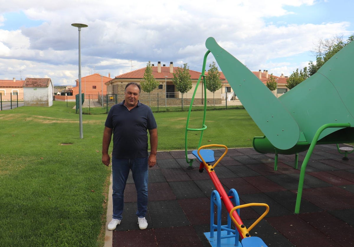 El alcalde junto al parque y la residencia.