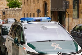 Un coche de la Guardia Civil frente a los juzgados de Colón.