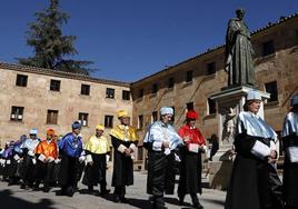 Paseo del cortejo académico desde el Patio de Escuelas Menores al Paraninfo de la Universidad de Salamanca.