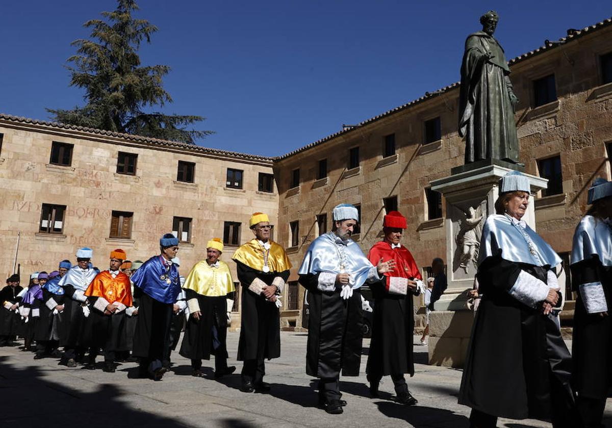 Paseo del cortejo académico desde el Patio de Escuelas Menores al Paraninfo de la Universidad de Salamanca.