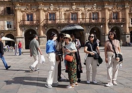 El desinhibido baile de un grupo de asiáticas en la Plaza Mayor de Salamanca