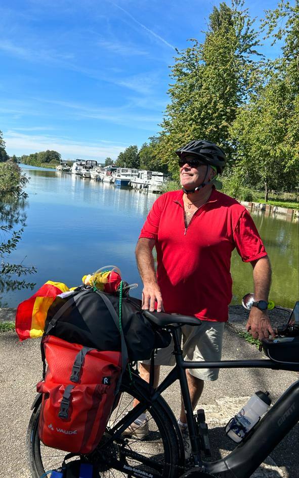 Jesús Sánchez Mateos cumple su sueño: viajar en bici desde Alemania a Ledrada