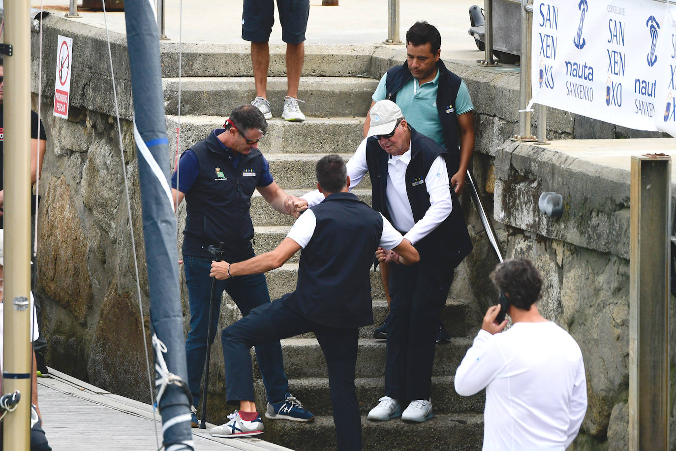 Primeras imágenes del Rey emérito subido al &#039;Bribón&#039; en Sanxenxo