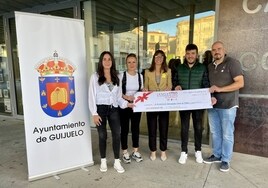 Momento de la entrega del cheque, realizada en el Ayuntamiento de Guijuelo