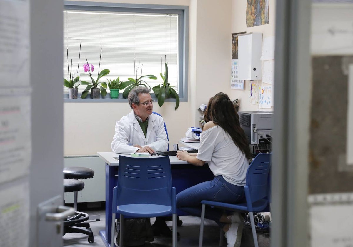 Una joven es atendida por el médico en un centro salud salmantino.