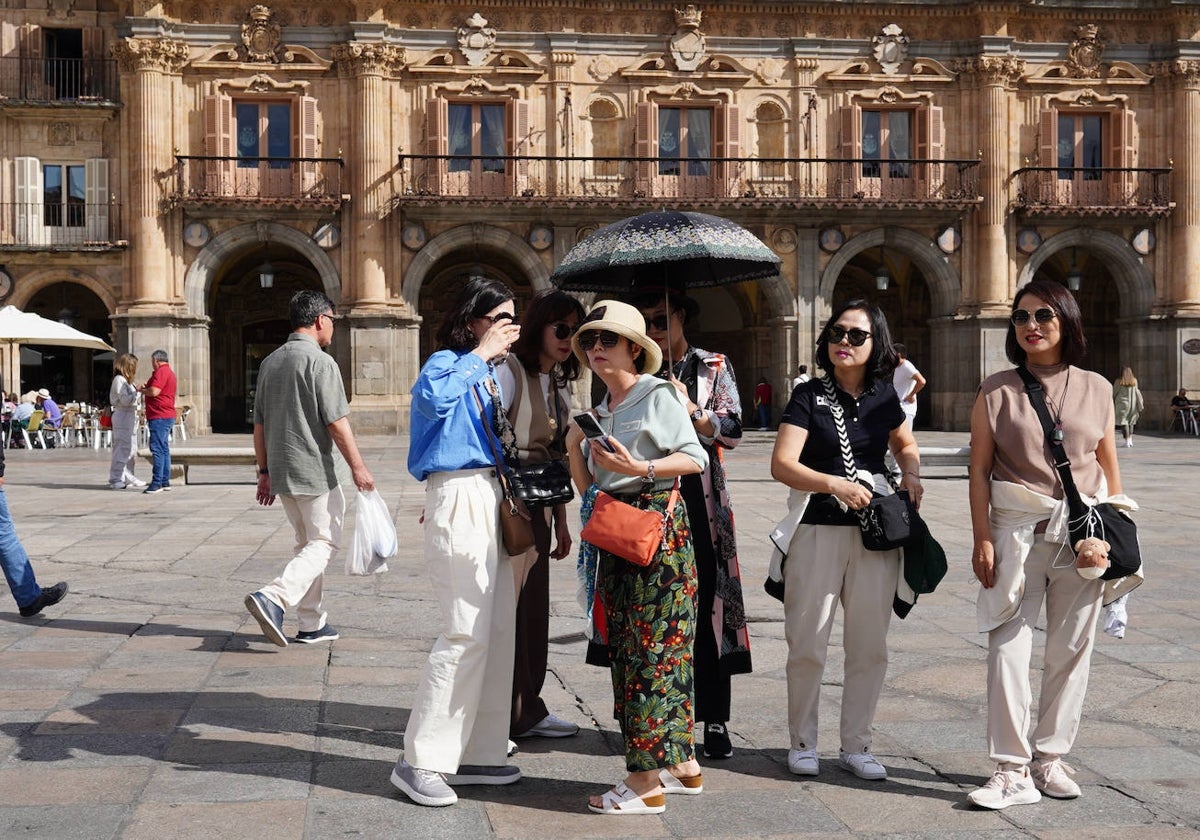 Turistas asiáticas, en la Plaza Mayor.