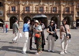 Turistas asiáticas, en la Plaza Mayor.