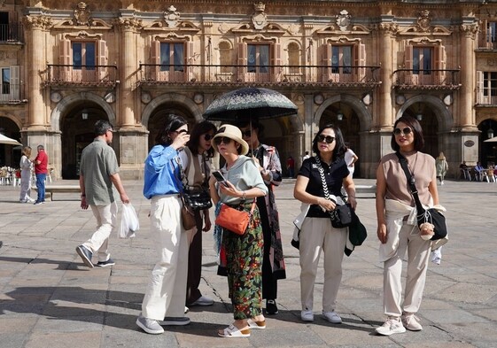 Turistas asiáticas, en la Plaza Mayor.