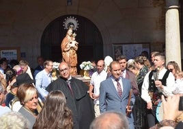 Procesión en honor a la Virgen del Rosario, a la que siguen el ofertorio y los bailes