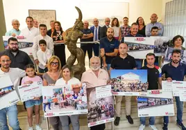 Foto de familia con los patrocinadores y galardonados en el XIII Concurso «Así somos en mi pueblo», organizado por LA GACETA